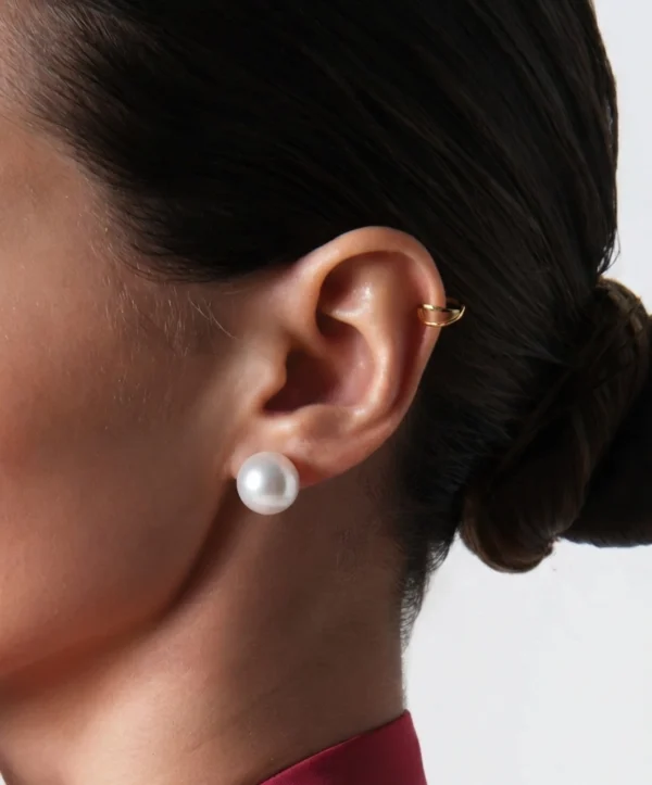 kolczyk perła 10mm lukier Kolczyki z perłą 10mm na sztyft na uchu modelki, kobiece ponadczasowe duze perły 1cm