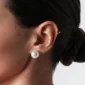 Kolczyki z perłą 10mm na sztyft na uchu modelki, kobiece ponadczasowe duze perły 1cm