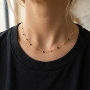 naszyjnik z czarnymi cyrkoniami i kuleczkami na dekoldzie lukier jewellery Subtelny Naszyjnik z czarnymi cyrkoniami i kuleczkami srebro 925 pozłacane na dekoldzie