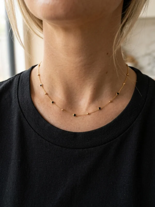 naszyjnik z czarnymi cyrkoniami i kuleczkami na dekoldzie lukier jewellery Subtelny Naszyjnik z czarnymi cyrkoniami i kuleczkami srebro 925 pozłacane na dekoldzie